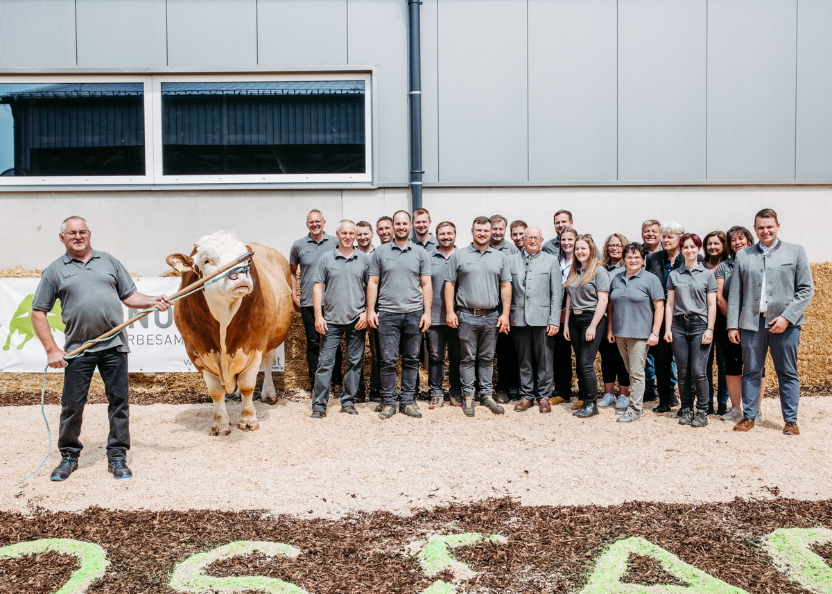 Die Mitarbeiter der GENOSTAR Rinderbesamung GmbH am Standort Kagelsberg