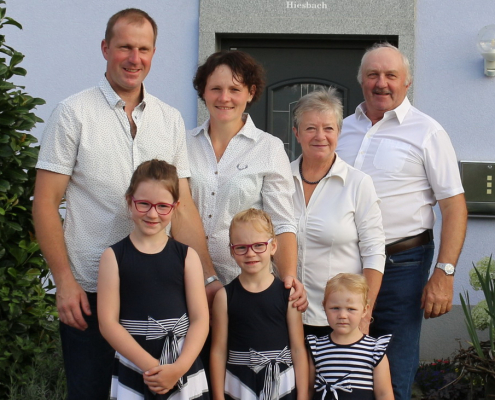 Familie Schatz: Franz jun., Sabine, Theresia und Franz Schatz mit Stefanie, Sandra und Melanie