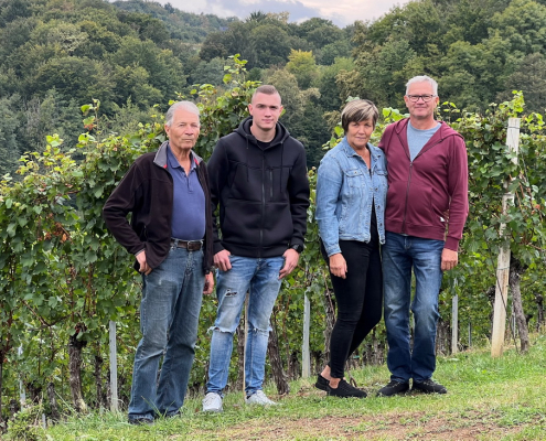 Familie Schwimmer, von links: Opa, Sohn Julian, Renate und Betriebsleiter Johann