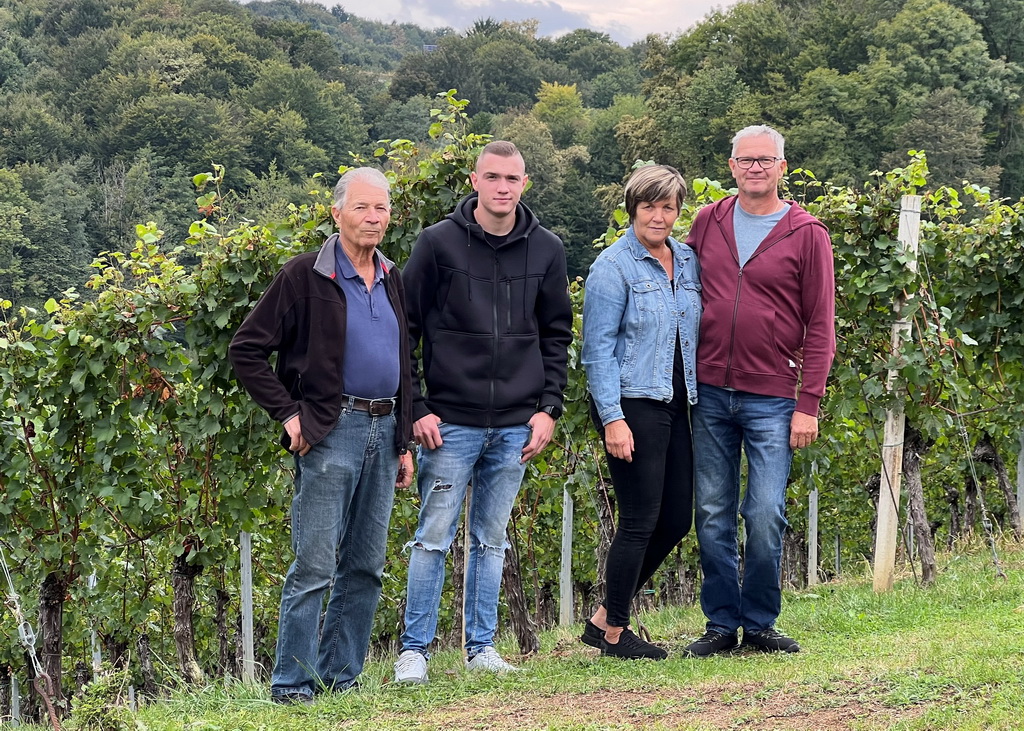 Familie Schwimmer, von links: Opa, Sohn Julian, Renate und Betriebsleiter Johann