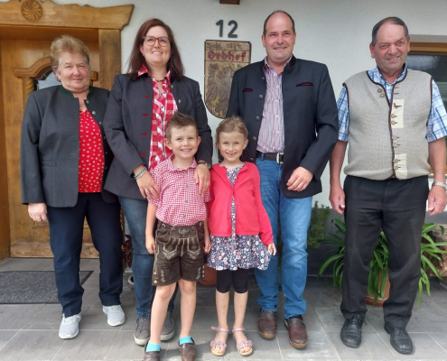 Drei Generationen Bichlhof, v. l.: Regina, Birgit, Martin und Peter mit den Kindern Mathias und Katharina