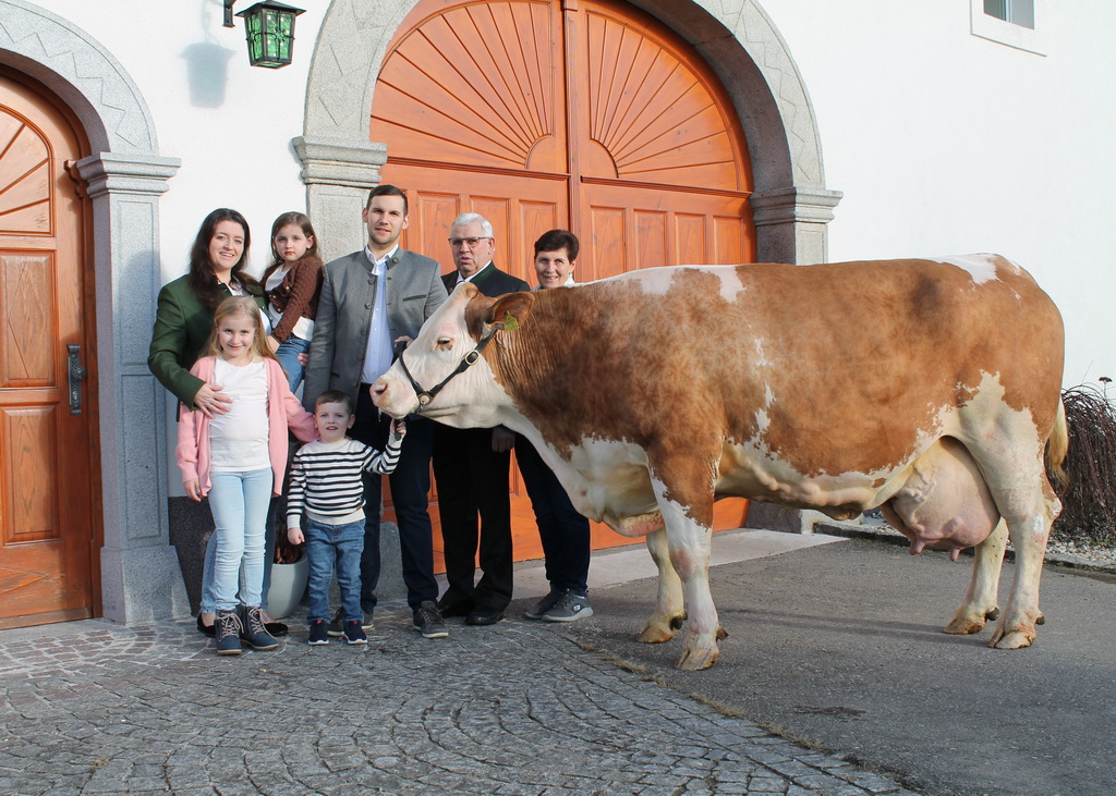 Familie Fürst mit 100.000-kg-Kuh FAYALA