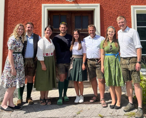 Familie Hörmann, von links: Florian mit Angelika, Elisabeth, Martin mit Lena, Ernst, Magdalena mit Karsten