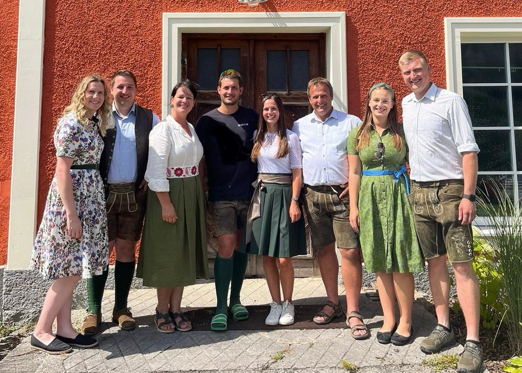 Familie Hörmann, von links: Florian mit Angelika, Elisabeth, Martin mit Lena, Ernst, Magdalena mit Karsten